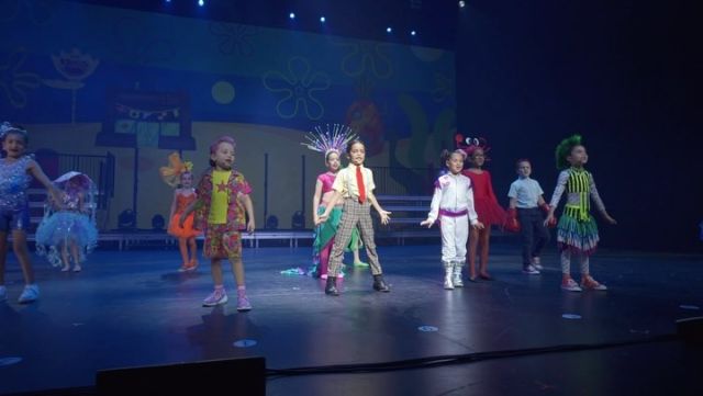 Our little stars of the future performing Sponge Bob the musical at Dubai Opera. These tiny junior Musical Theatre kids Age 6yrs - 8yrs old, absolutely smashed it! We were all incredibly proud of them. ❤️So tiny for this huge stage but their passionate performance and projected voices sure filled the space.

For a free trial in Musical Theatre ranging from age 5yrs - 18yrs old please get in touch. Diverse have multiple classes in drama, singing or dance from Age 3yrs - 18yrs old, please get in touch to find out more. Our classes for Term 3 commence on Sunday 14th April. @diverseperformingartscenter 

Choreography and direction/musical credits to @kimberleyah @vshirrangreen ❤️ superb job ladies 🙏